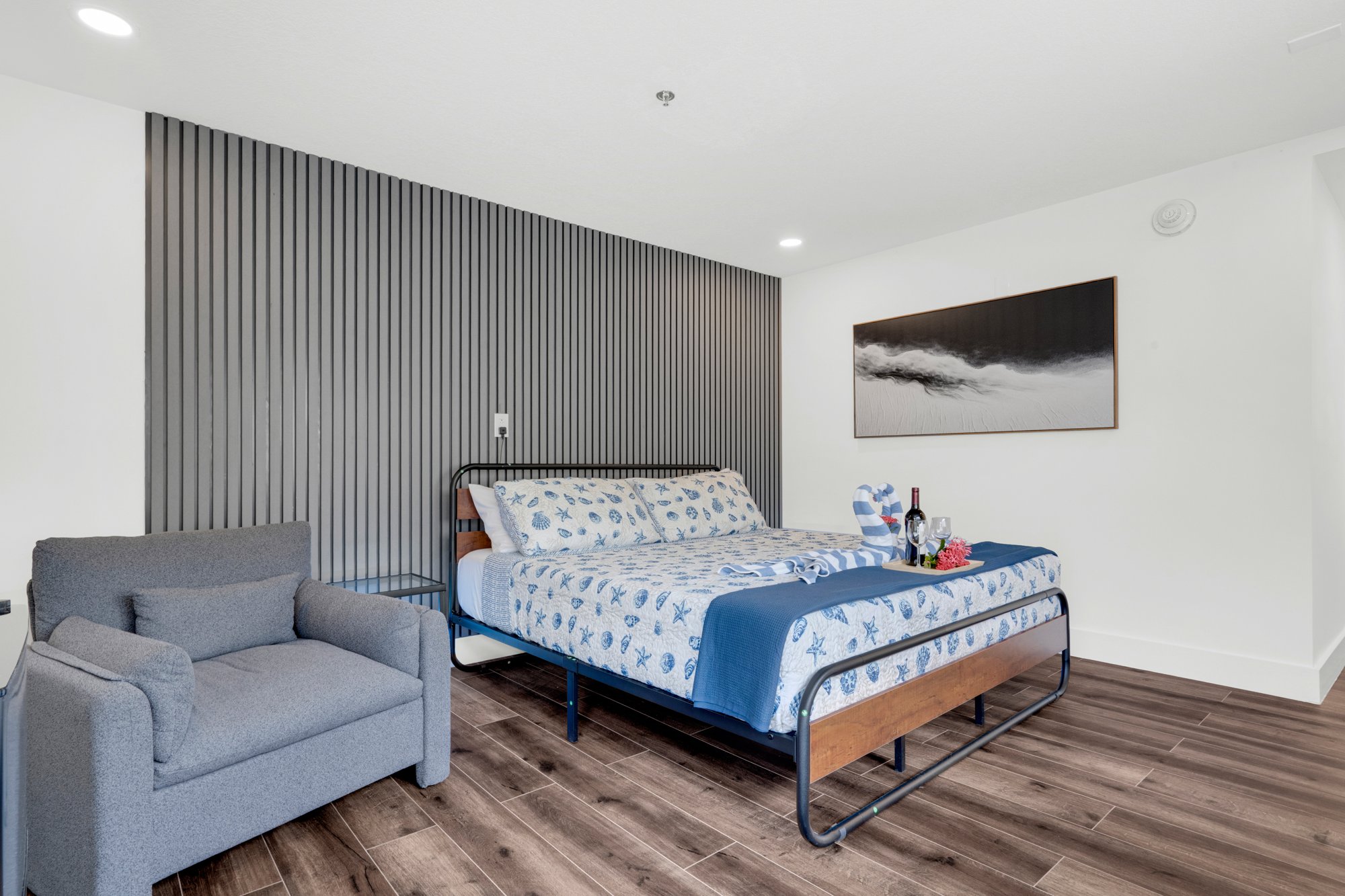 Dormitorio real del apartamento 206 con cama y sillón