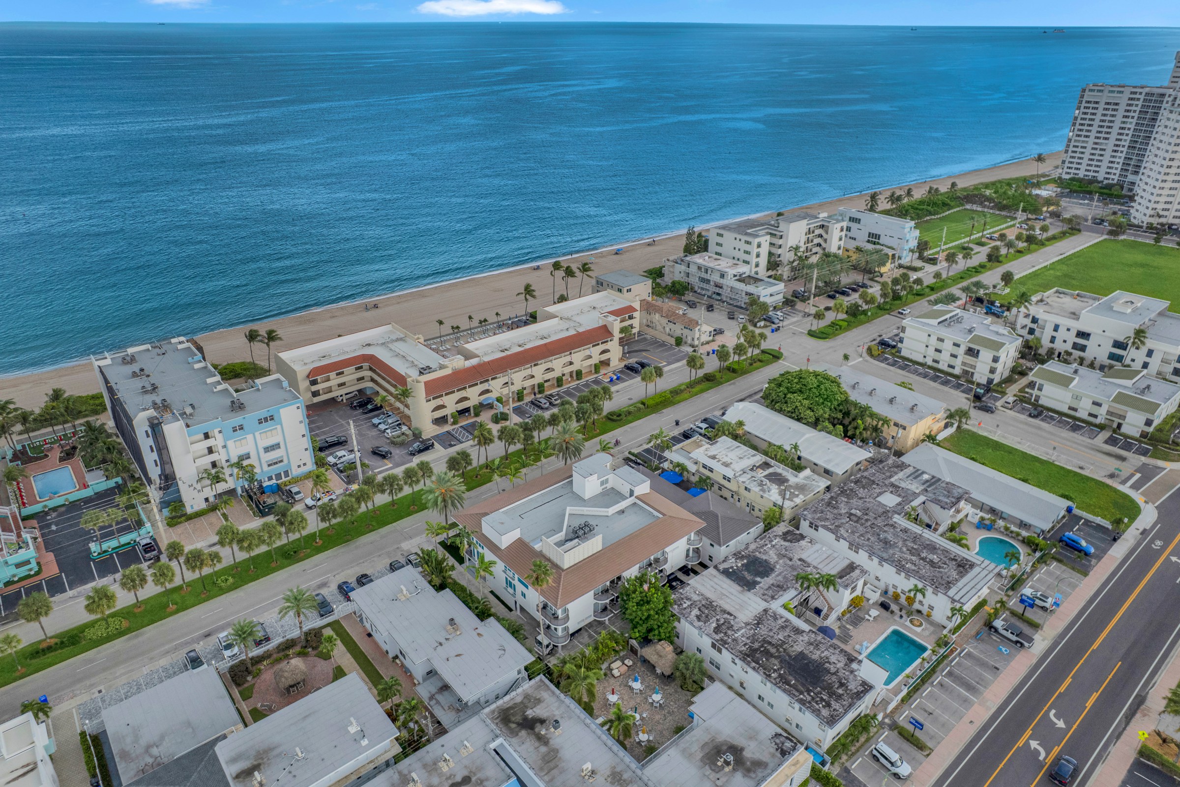 Vista aérea de la playa y el mar junto al entorno de Buena Vista Hotel