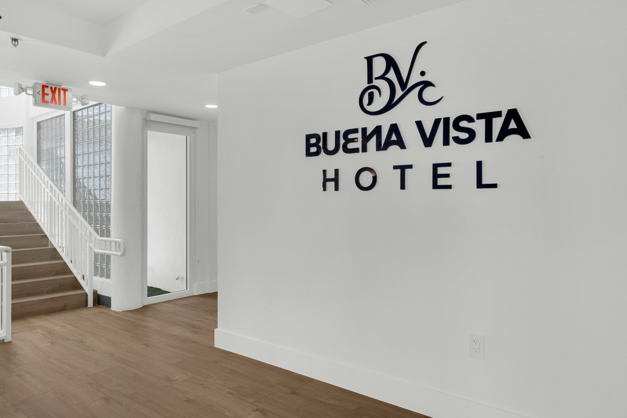 Entrada interior con el nombre Buena Vista Hotel
